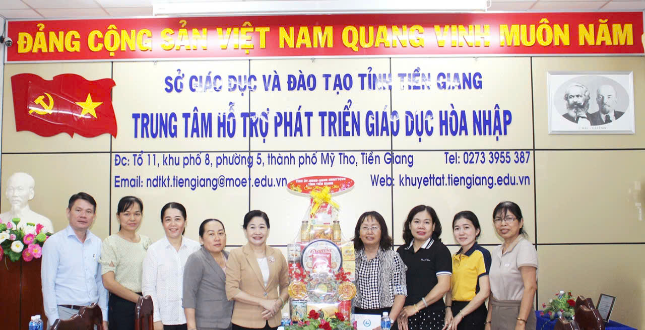 Đoàn đến thăm, chúc tết Trung tâm Hỗ trợ phát triển giáo dục hòa nhập Tiền Giang.