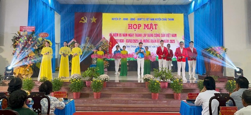 Quang cảnh buổi họp mặt.