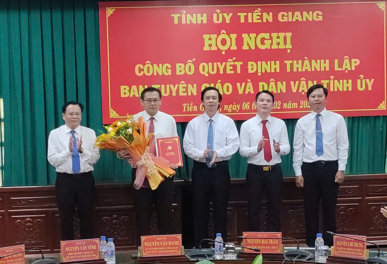 Đồng chí Nguyễn Văn Danh trao Quyết định thành lập Ban Tuyên giáo và Dân vận Tỉnh ủy