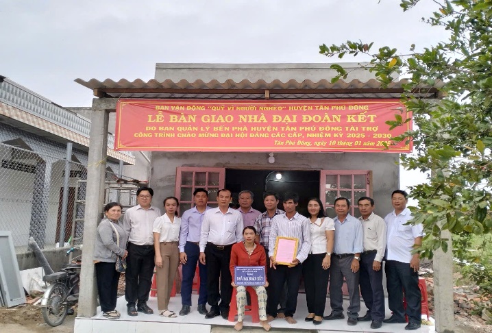 Bàn giao nhà đại đoàn kết