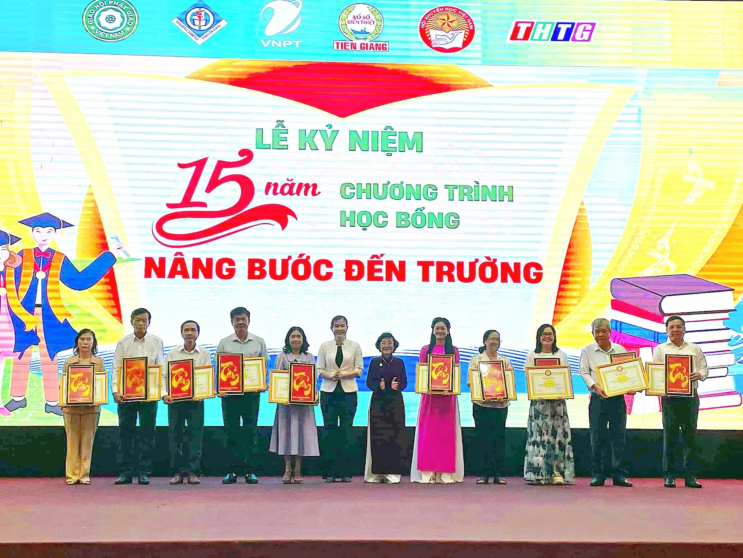 Trao tặng Bằng khen cho các tập thể, cá nhân có thành tích xuất sắc trong phong trào