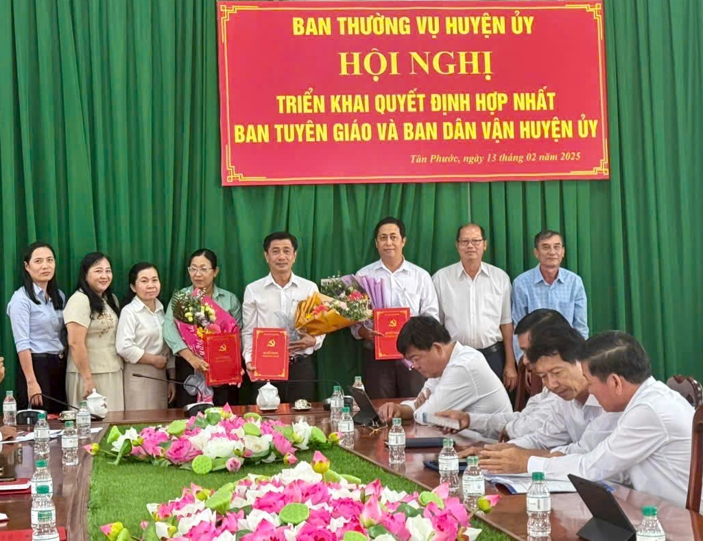 Tập thể Ban Tuyên giáo và Dân vận Huyện ủy Tân Phước.