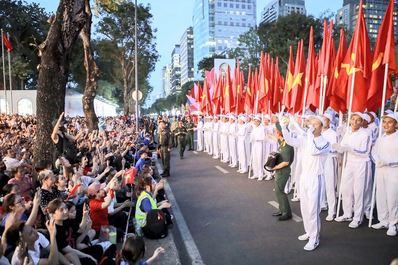 Người dân tập trung dọc hai bên đường Lê Duẩn (TPHCM) để theo dõi buổi tổng hợp luyện diễu binh, diễu hành chào mừng Lễ kỷ niệm 50 năm Ngày Giải phóng miền Nam, thống nhất đất nước.