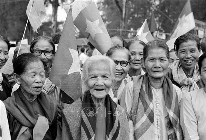 Niềm vui hiện rõ trên gương mặt người dân Sài Gòn trong ngày giải phóng 30/4/1975. (Ảnh: TTXVN).