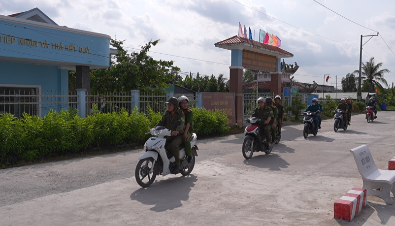 Lực lượng tham gia bảo vệ ANTT ở cơ sở xã Thiện Trung cùng lực lượng Công an xã tuần tra kiểm soát phòng chống tội phạm. Ảnh Trọng Tín.