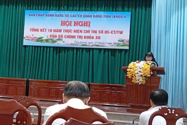 Đ/c Thái Ngọc Bảo Trâm - Phó Bí thư Đảng uỷ trình bày báo cáo tổng kết 10 năm thực hiện Chỉ thị 05-CT/TW.