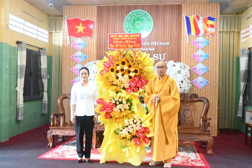 Đồng chí Nguyễn Hải Trâm tặng hoa chúc mừng Ban Trị sự Giáo hội Phật giáo Việt Nam tỉnh Tiền Giang nhân dịp Đại Lễ Phật Đản PL.2569 - DL2025.
